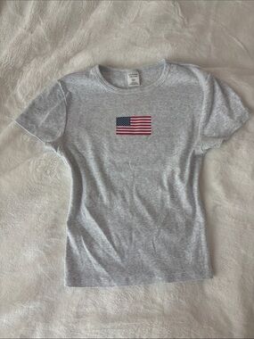 🍎 NWOT Grey Short-Sleeve Tee with American Flag Graphic